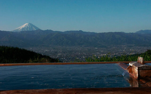 ほったらかし温泉　湯船からの富士山
